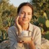 Modella che usa Biostè Costanza crema viso